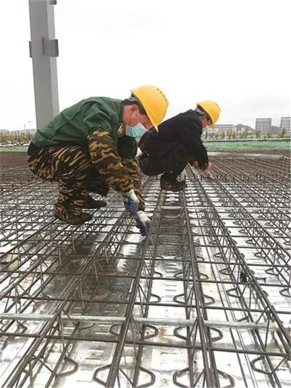 陶瓷總部基地：雨中施工趕進(jìn)度