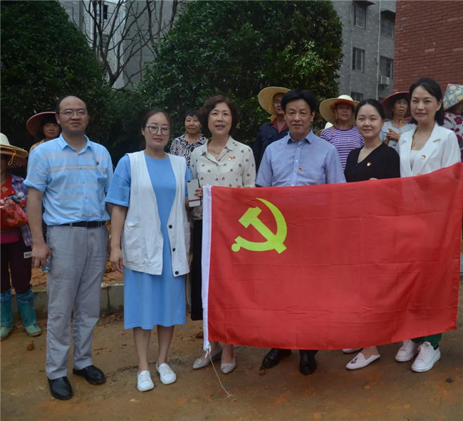 炎炎夏日送清涼，點滴關(guān)懷暖人心——城投集團各黨支部開展“送清涼”慰問一線員工活動