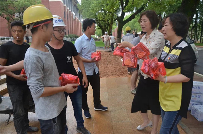 炎炎夏日送清涼，點滴關懷暖人心——城投集團各黨支部開展“送清涼”慰問一線員工活動