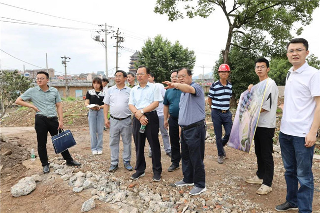 黃金龍現(xiàn)場調(diào)度中渡口碼頭建設(shè)情況