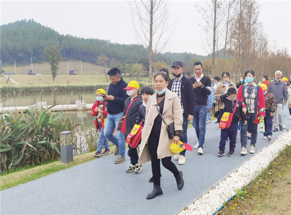 “千人市民觀察團(tuán)”走進(jìn)城投集團(tuán)龍山湖公園、陶瓷產(chǎn)業(yè)加速基地等項(xiàng)目