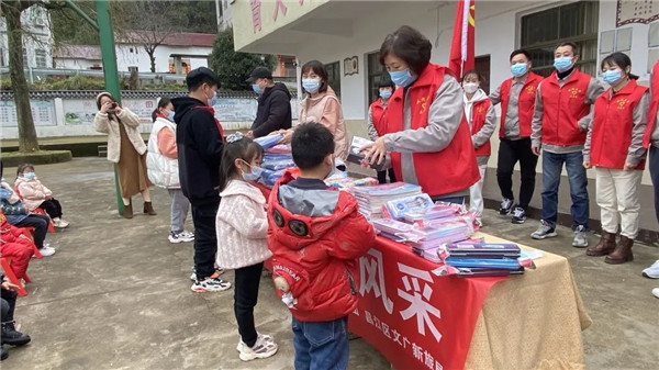 市城投集團(tuán)開展“黨建引領(lǐng)學(xué)雷鋒，志愿服務(wù)展風(fēng)采”送溫暖活動(dòng)